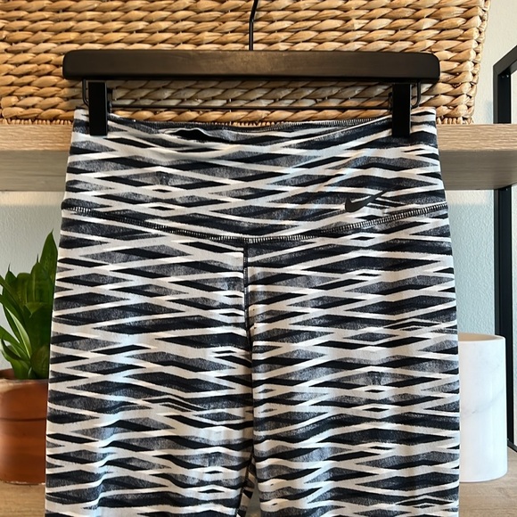 Nike Printed Dri-Fit Run Fast Capri with Hidden Pocket, M - Picture 2 of 10